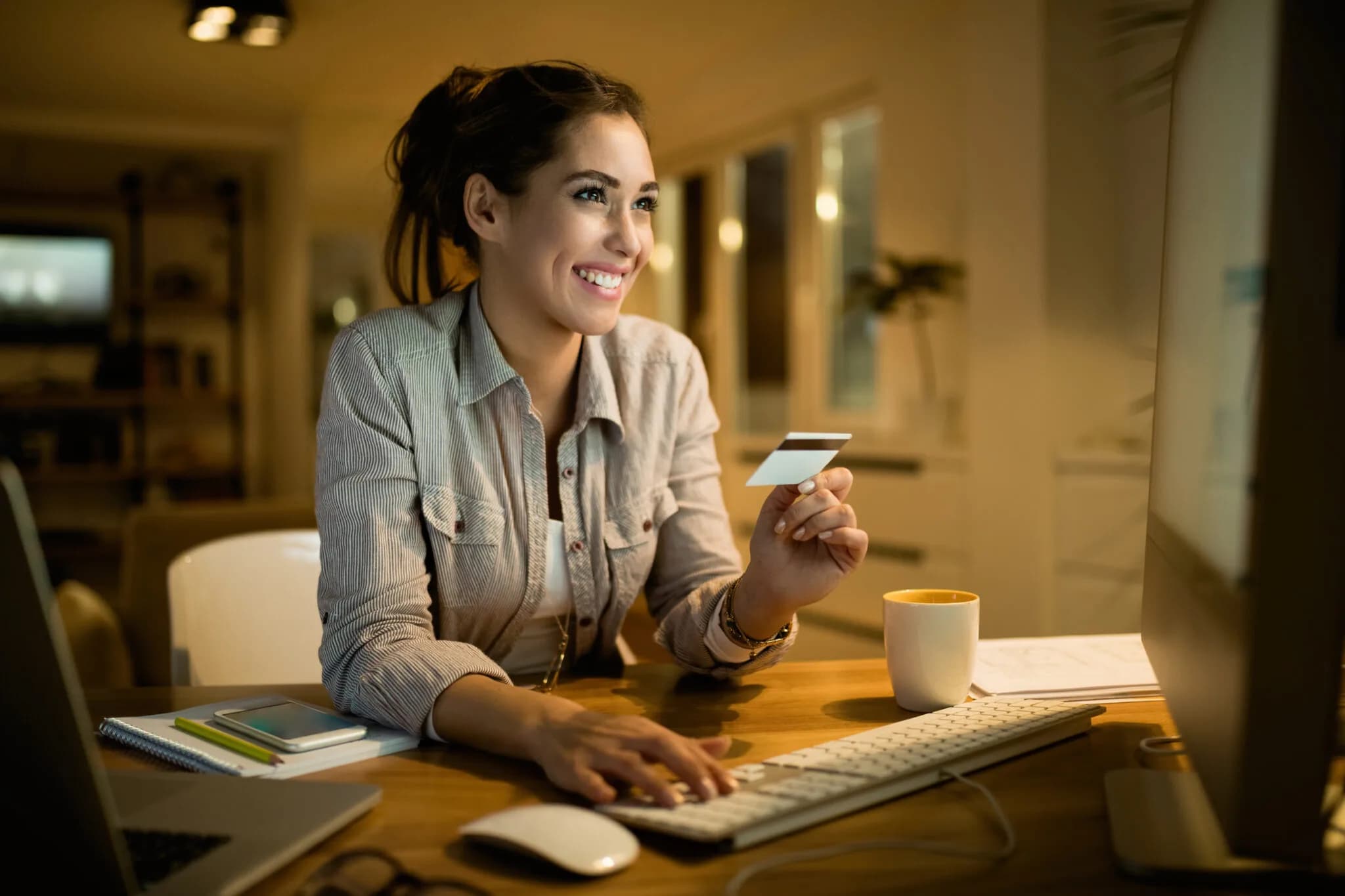 Mujer feliz usando servicios de Intersur en casa